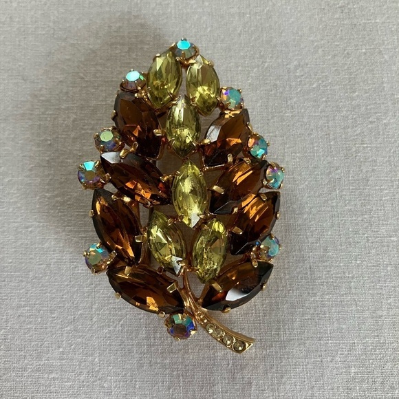 Mid-Century Topaz Jonquil Rhinestone Leaf Brooch 1960s Vintage Jewelry - Picture 9 of 17